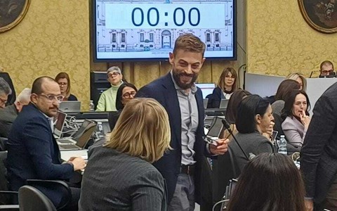 Ravello (FdI) risponde alle accuse di questo giorni, consegnando un mazzo di carte a Pentenero (Pd)