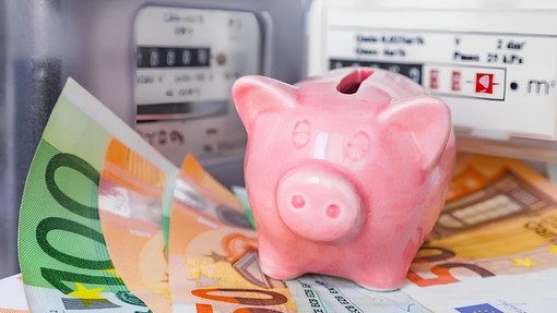 Bollette, stangata sul gas: spesa annua +24%, consumi +13%. Per l'elettricità aumenti più contenuti