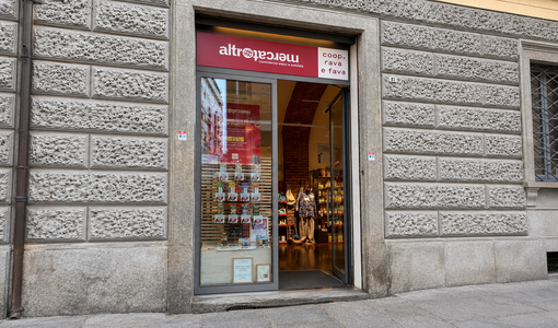 Sedici anni di commercio equo in via Cavour, una giornata di festa per la bottega Altromercato Sedici anni di commercio equo in via Cavour, una giornata di festa per la bottega Altromercato
