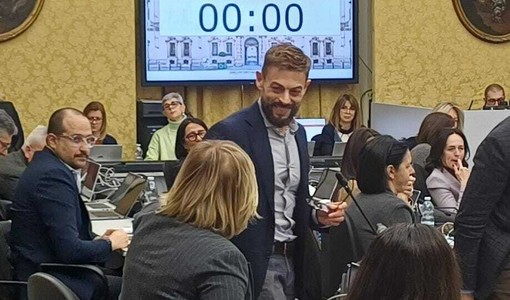 Ravello (FdI) risponde alle accuse di questo giorni, consegnando un mazzo di carte a Pentenero (Pd)