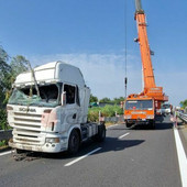 Il recupero del mezzo pesante finito fuori strada