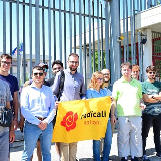 La delegazione dei radicali fuori dai cancelli del carcere di Asti