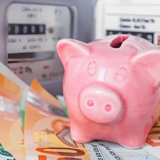 Bollette, stangata sul gas: spesa annua +24%, consumi +13%. Per l'elettricità aumenti più contenuti