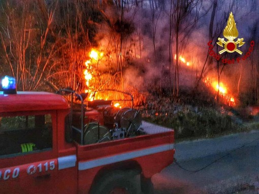 Incendio legnaia a Valmanera e rogo cabina elettrica in corso Alessandria