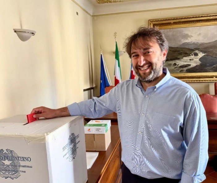Simone Nosenzo ieri ai seggi Simone Nosenzo ieri ai seggi