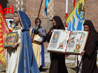 Le immagini della sfilata di Castell'Alfero (Merphefoto)