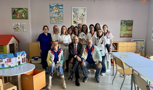 Nella foto: l’equipe della Pediatria con il direttore della Struttura complessa, Maria Chiara Strozzi, il direttore generale dell’Asl AT Giovanni Gorgoni, e i rappresentanti dell’associazione L’Arte del Sorriso, Clown di Corsia di Asti