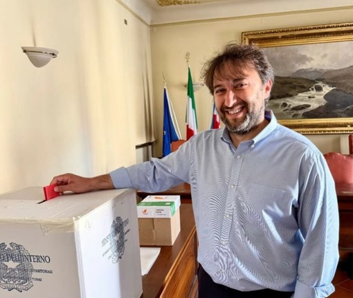 Simone Nosenzo ieri ai seggi Simone Nosenzo ieri ai seggi