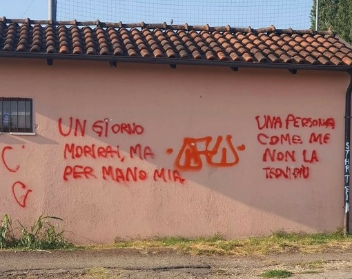 "Un giorno morirai per mano mia": scritta inquietante compare ad Asti "Un giorno morirai per mano mia": scritta inquietante compare ad Asti