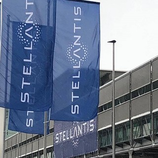 Stellantis richiama 700mila auto ibride: rischio incendio nel vano motore