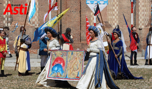 Un'immagine della sfilata storica di Castell'Alfero al Palio 2025