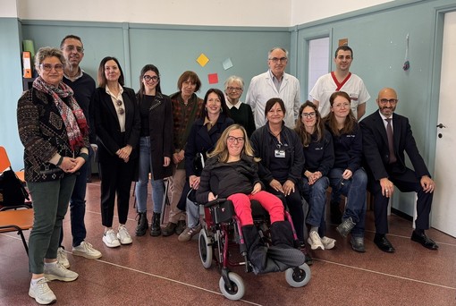 Il personale infermieristico al Centro Assistenziale di Prossimità di via Monti insieme al direttore generale Giovanni Gorgoni, il personale dei Comune di Asti con l’assessore ai servizi sociali Eleonora Zollo, i medici volontari di Passi Solidali