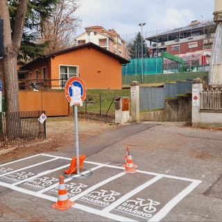 Le immagini che documentano il punto di bike sharing davanti al passo carraio