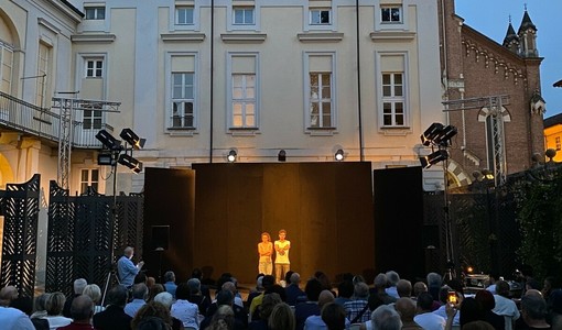 Scintille accende i cortili di Asti nel ricordo di Gianluigi Porro