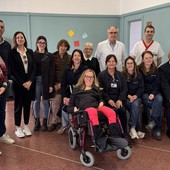 Il personale infermieristico al Centro Assistenziale di Prossimità di via Monti insieme al direttore generale Giovanni Gorgoni, il personale dei Comune di Asti con l’assessore ai servizi sociali Eleonora Zollo, i medici volontari di Passi Solidali