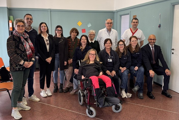 Il personale infermieristico al Centro Assistenziale di Prossimità di via Monti insieme al direttore generale Giovanni Gorgoni, il personale dei Comune di Asti con l’assessore ai servizi sociali Eleonora Zollo, i medici volontari di Passi Solidali