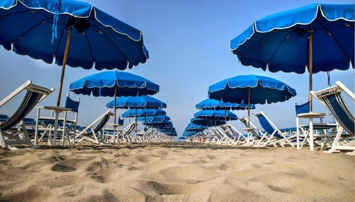 Il caro ombrellone divide turisti e operatori. &quot;Alla gente piace il mare, ma solo se è sostenibile economicamente&quot;