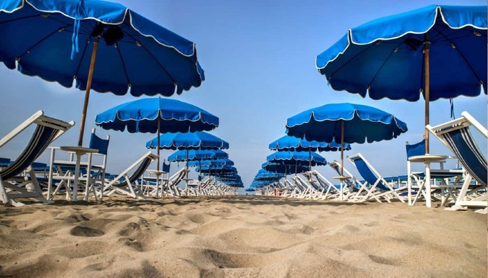 Il caro ombrellone divide turisti e operatori. &quot;Alla gente piace il mare, ma solo se è sostenibile economicamente&quot;