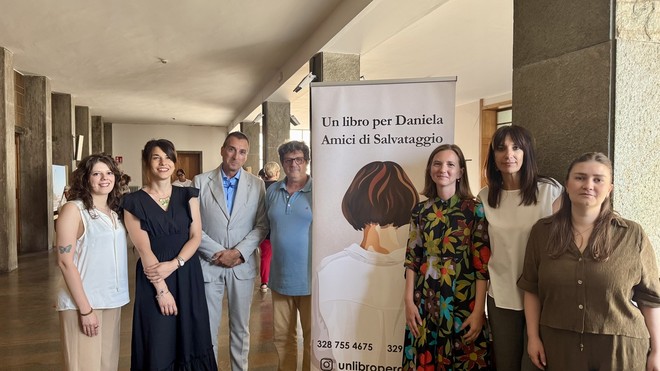 Carlotta Cavalo (presidente associazione Un libro per Daniela- Amici di salvataggio), Sonia Mazardis (psicologa Asl AT), Davide Traetta (direttore Neuropsichiatria Asl AT), Luciano Cavallo (fondatore Un libro per Daniela- Amici di salvataggio), Mara Barcella (direttore Psichiatria Asl AT), Giorgia Arduino (Psicologa Asl AT), Viola Riolfo (educatrice Asl AT). Carlotta Cavalo (presidente associazione Un libro per Daniela- Amici di salvataggio), Sonia Mazardis (psicologa Asl AT), Davide Traetta (direttore Neuropsichiatria Asl AT), Luciano Cavallo (fondatore Un libro per Daniela- Amici di salvataggio), Mara Barcella (direttore Psichiatria Asl AT), Giorgia Arduino (Psicologa Asl AT), Viola Riolfo (educatrice Asl AT).