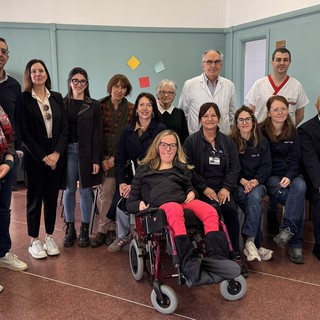 Il personale infermieristico al Centro Assistenziale di Prossimità di via Monti insieme al direttore generale Giovanni Gorgoni, il personale dei Comune di Asti con l’assessore ai servizi sociali Eleonora Zollo, i medici volontari di Passi Solidali