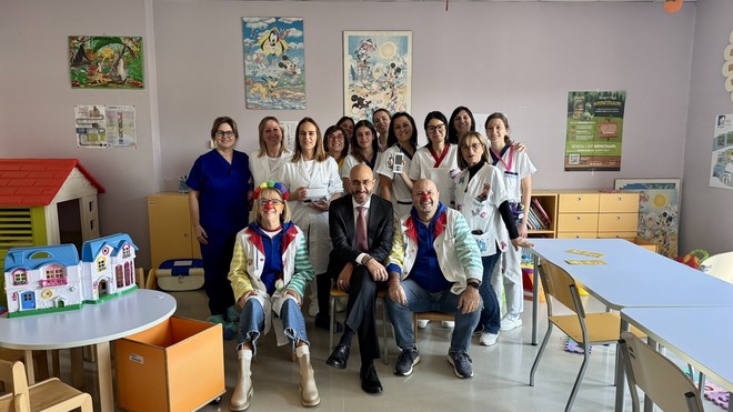 Nella foto: l’equipe della Pediatria con il direttore della Struttura complessa, Maria Chiara Strozzi, il direttore generale dell’Asl AT Giovanni Gorgoni, e i rappresentanti dell’associazione L’Arte del Sorriso, Clown di Corsia di Asti