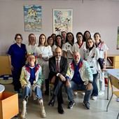 Nella foto: l’equipe della Pediatria con il direttore della Struttura complessa, Maria Chiara Strozzi, il direttore generale dell’Asl AT Giovanni Gorgoni, e i rappresentanti dell’associazione L’Arte del Sorriso, Clown di Corsia di Asti