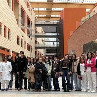 Nelle foto gli studenti con le docenti Antonietta Galanzino (liceo classico), Piera Maggiora e Pierpaola Laustra (liceo scientifico), il Direttore del Dipartimento dei Servizi Elda Feyles, i Coordinatori tecnici Antonella Cammarota (Laboratorio Analisi), Concetta Tona (Anatomia Patologica e Immunoematologia), Oscar Casavecchia (Radiodiagnostica), Guido Mansone (Radioterapia) e Nadia Ardovini, responsabile dell’Area Diagnostica della Direzione delle Professioni Sanitarie.