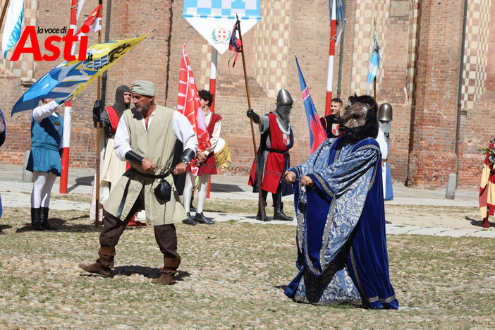 Le immagini della sfilata di Castell'Alfero (Merphefoto)