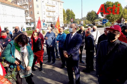 Tanti astigiani e il sindaco Rasero, questa mattina, hanno portato solidarietà alla Cgil [FOTO E VIDEO]