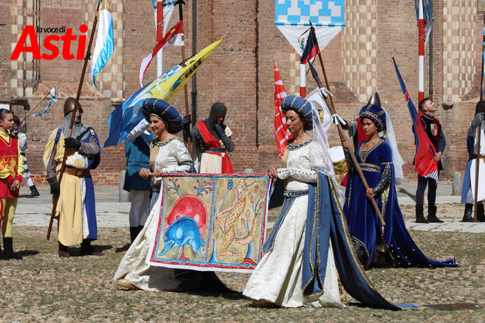 Un'immagine della sfilata storica di Castell'Alfero al Palio 2025