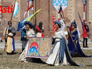 Le immagini della sfilata di Castell'Alfero (Merphefoto)