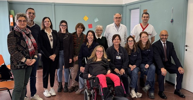 Il personale infermieristico al Centro Assistenziale di Prossimità di via Monti insieme al direttore generale Giovanni Gorgoni, il personale dei Comune di Asti con l’assessore ai servizi sociali Eleonora Zollo, i medici volontari di Passi Solidali