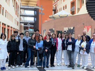 Nelle foto gli studenti con le docenti Antonietta Galanzino (liceo classico), Piera Maggiora e Pierpaola Laustra (liceo scientifico), il Direttore del Dipartimento dei Servizi Elda Feyles, i Coordinatori tecnici Antonella Cammarota (Laboratorio Analisi), Concetta Tona (Anatomia Patologica e Immunoematologia), Oscar Casavecchia (Radiodiagnostica), Guido Mansone (Radioterapia) e Nadia Ardovini, responsabile dell’Area Diagnostica della Direzione delle Professioni Sanitarie.