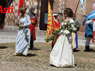 Le immagini della sfilata di Castell'Alfero (Merphefoto)