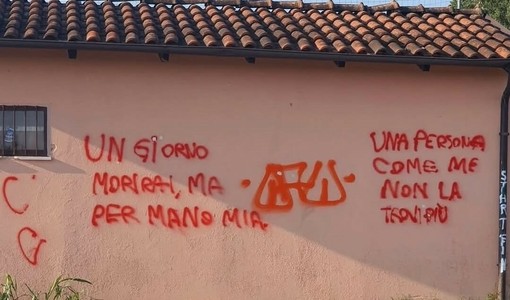 "Un giorno morirai per mano mia": scritta inquietante compare ad Asti "Un giorno morirai per mano mia": scritta inquietante compare ad Asti