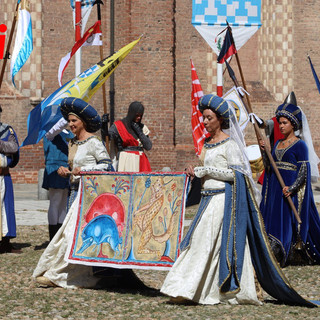 Un'immagine della sfilata storica di Castell'Alfero al Palio 2025 Un'immagine della sfilata storica di Castell'Alfero al Palio 2025