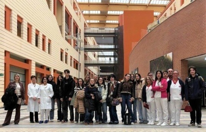 Nelle foto gli studenti con le docenti Antonietta Galanzino (liceo classico), Piera Maggiora e Pierpaola Laustra (liceo scientifico), il Direttore del Dipartimento dei Servizi Elda Feyles, i Coordinatori tecnici Antonella Cammarota (Laboratorio Analisi), Concetta Tona (Anatomia Patologica e Immunoematologia), Oscar Casavecchia (Radiodiagnostica), Guido Mansone (Radioterapia) e Nadia Ardovini, responsabile dell’Area Diagnostica della Direzione delle Professioni Sanitarie.