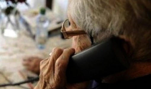 Voci clonate e finti messaggi bancari, così i truffatori colpiscono chi resta solo a casa