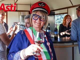 Monica Masino, sindaca di Montegrosso, indossa il cappello da capostazione che le è stato simbolicamente regalato nel corso dell'inaugurazione (Ph. Merfephoto - Efrem Zanchettin)