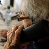 Voci clonate e finti messaggi bancari, così i truffatori colpiscono chi resta solo a casa Voci clonate e finti messaggi bancari, così i truffatori colpiscono chi resta solo a casa