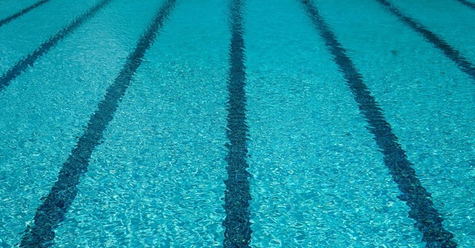 Inizia l'estate con i tuffi in piscina: diverse strutture aprono nel weekend