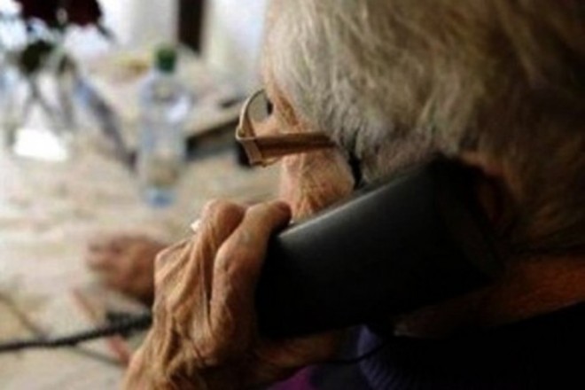 Voci clonate e finti messaggi bancari, così i truffatori colpiscono chi resta solo a casa
