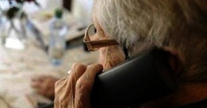 Voci clonate e finti messaggi bancari, così i truffatori colpiscono chi resta solo a casa Voci clonate e finti messaggi bancari, così i truffatori colpiscono chi resta solo a casa