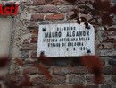 La targa che ricorda Mauro Alganon (MerfePhoto)