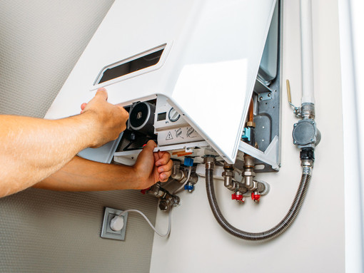 Come scegliere tra caldaie a condensazione, pompe di calore e sistemi ibridi: guida tecnica per impiantisti