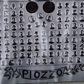 La targa con i volti oscurati