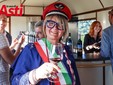 Monica Masino, sindaca di Montegrosso, indossa il cappello da capostazione che le è stato simbolicamente regalato nel corso dell'inaugurazione (Ph. Merfephoto - Efrem Zanchettin)