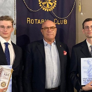 Ospiti del Rotary di Asti Giulio e Umberto Ferrari, sotto il logo del Rotary