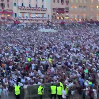 Palio di Siena, vince il Nicchio con il fantino Tittia: esplode la festa