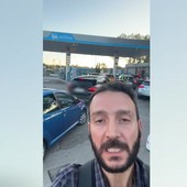 Tetto al prezzo Eni e file ai distributori, la coda a via Cristoforo Colombo a Roma